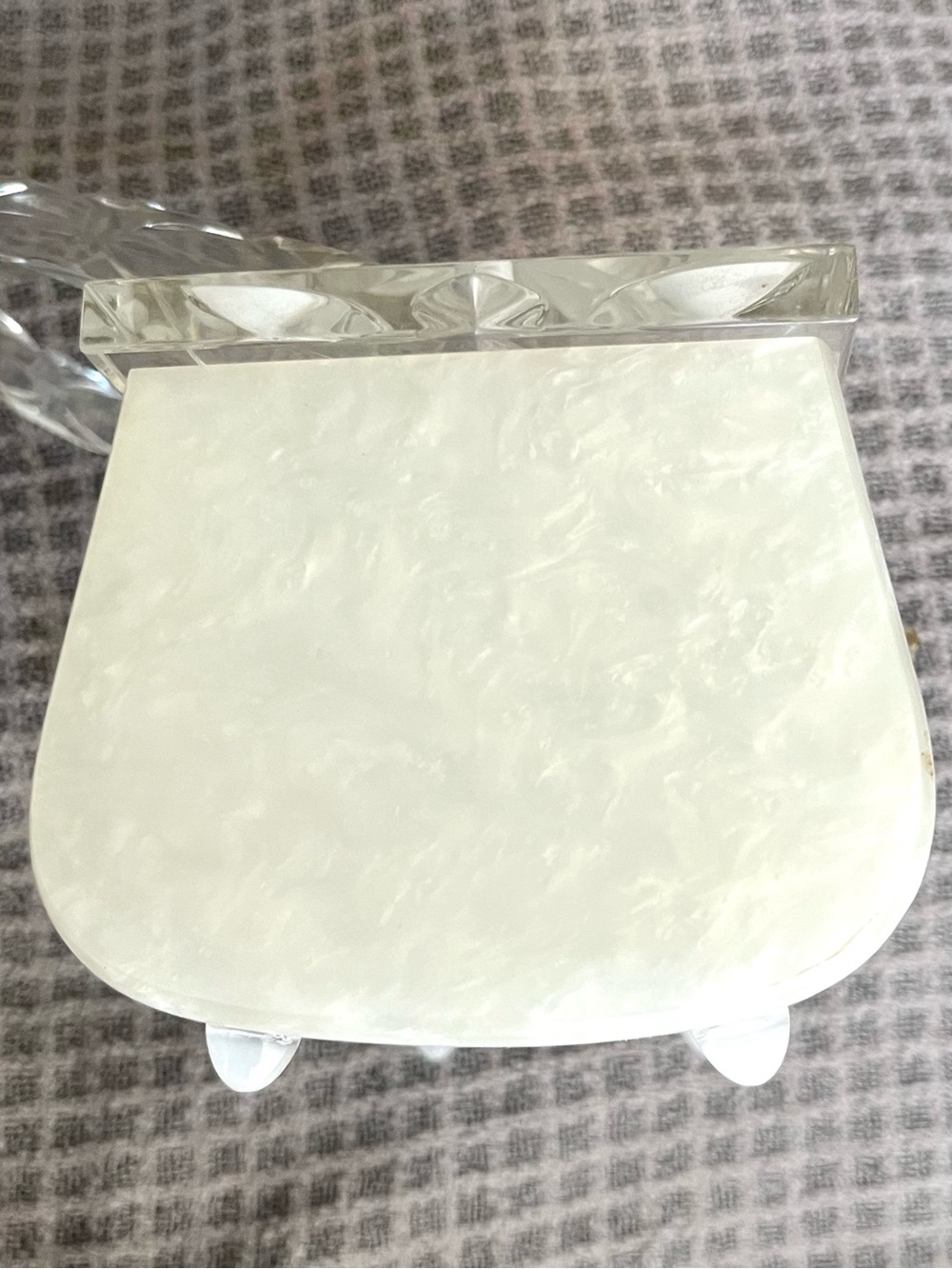 Vintage lucite box purse. Excellent condition. So pretty! - Picture 4 of 9